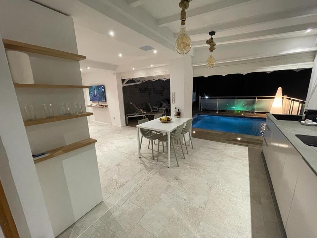 Les Appart Villa Sunbay Caraibes Avec Piscine Privative Vue Mer Et Montagne Le François Exterior foto